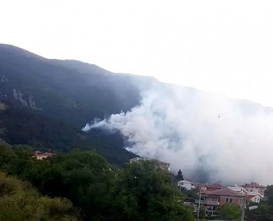 Силен вятър и труден терен затрудняват гасенето на големия пожар над Карлово