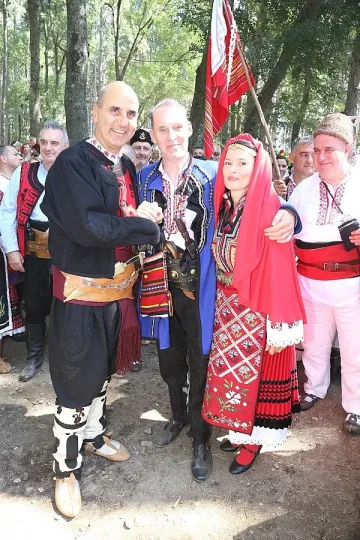 Цветанов присъства на сватбата на Бен Крос, похвали фестивала в Жеравна