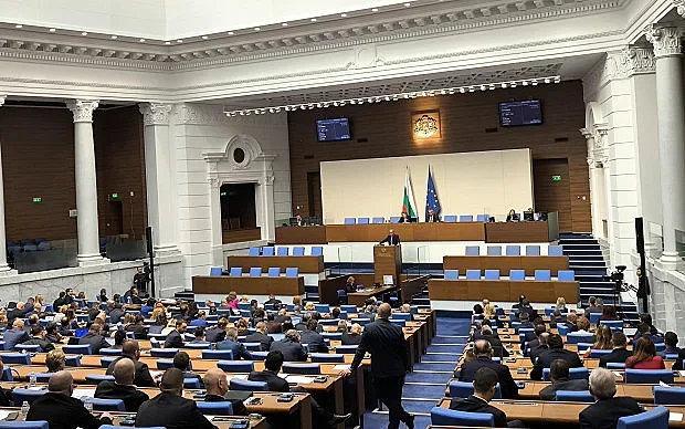 След шашмата с "Величие": Трима нови депутати се заклеха