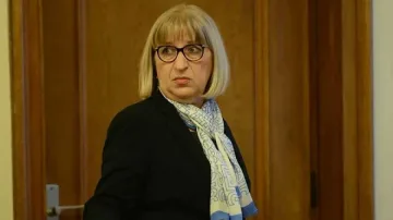 Цачева: Няма как да няма отговорни за Търговския регистър