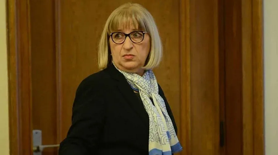 Цачева: Няма как да няма отговорни за Търговския регистър
