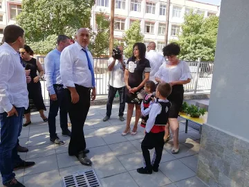 Премиерът: Над 200 училища в цялата страна се ремонтират основно