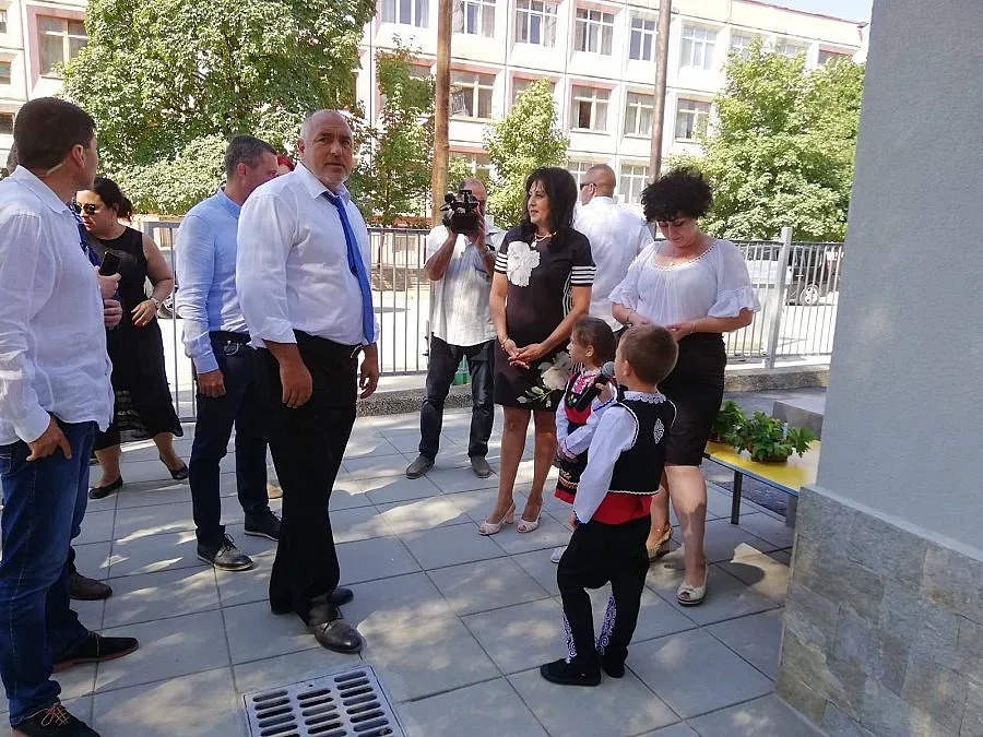 Премиерът: Над 200 училища в цялата страна се ремонтират основно