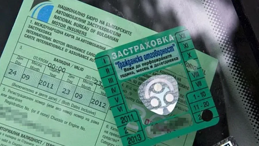 Печатници и посредници работят извънредно за нови застрахователни стикери