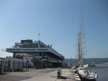 Търсят две деца, паднали в морето край Варна