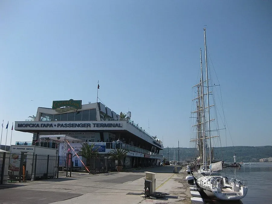 Търсят две деца, паднали в морето край Варна