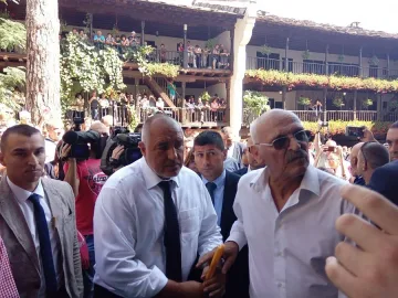 Премиерът разгледа ремонтираното Антимово крило в Троянския манастир