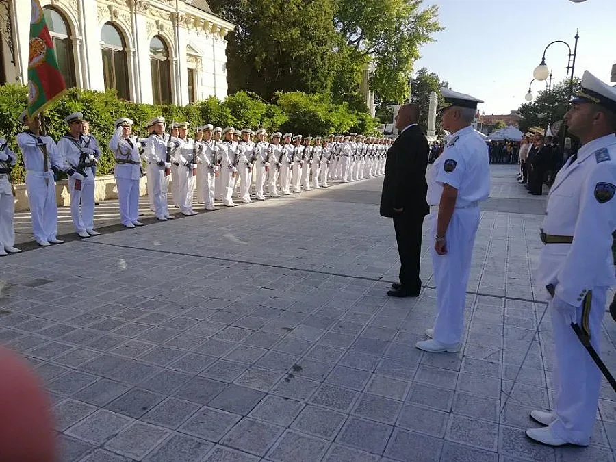 Премиерът поздрави военноморските сили за празника им