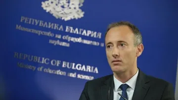МОН готви нови мерки. Обрат с дипломите за основно образование
