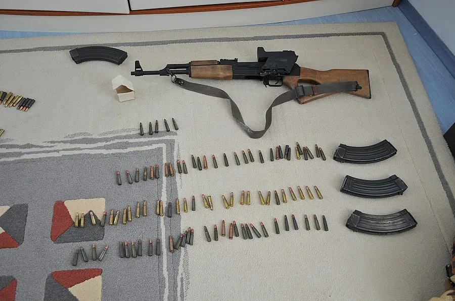 Купища оръжие и пари открити в дома на Бенчо Бенчев