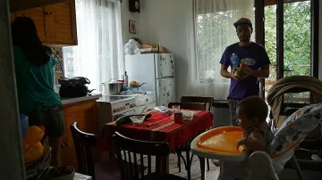 Downshifting: Защо младо семейство напусна София и заживя в Странджа