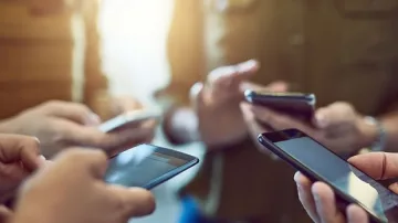 Решено! Откога забраняват телефоните в училище