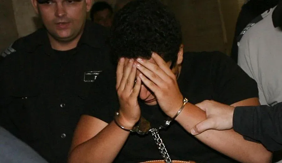 В ареста остава Даниал, който намушка свой връстник с нож