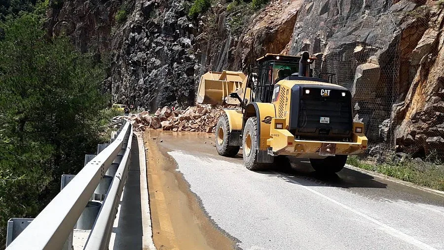 Спешно възстановяват запушения път между Асеновград и Смолян