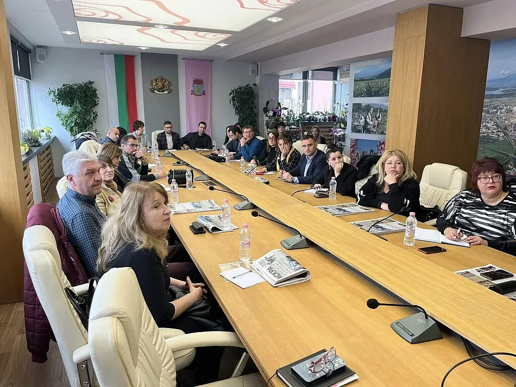 Кметът Галина Стоянова приоритезира киберсигурността на територията на Община Казанлък