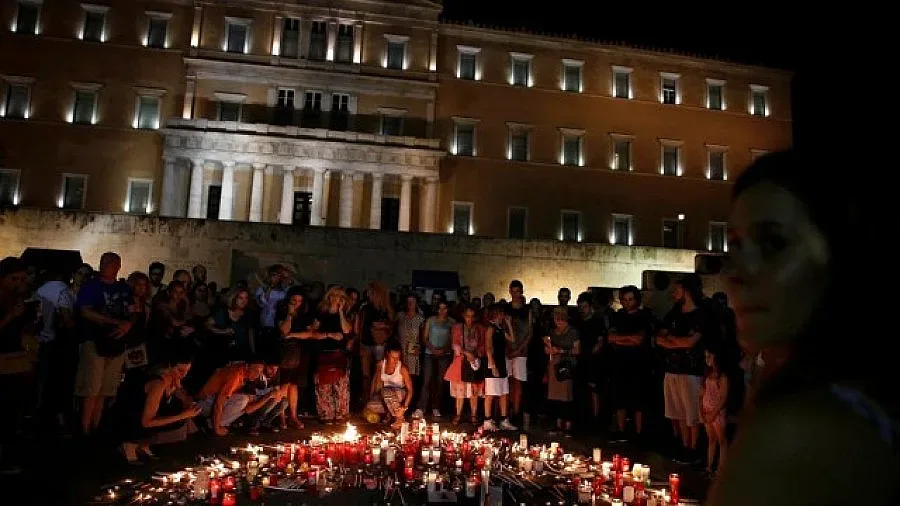 Бдение в памет на загиналите при пожарите в Атина 