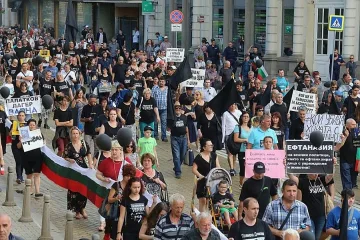 Родители на деца с увреждания излязоха на протест в центъра на София 