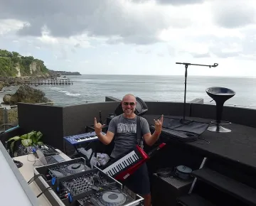 Мартин Денев: На Бали свиря залези