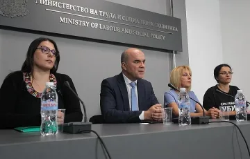 Проектът на Закон за личната помощ напредвал, но с бавни стъпки