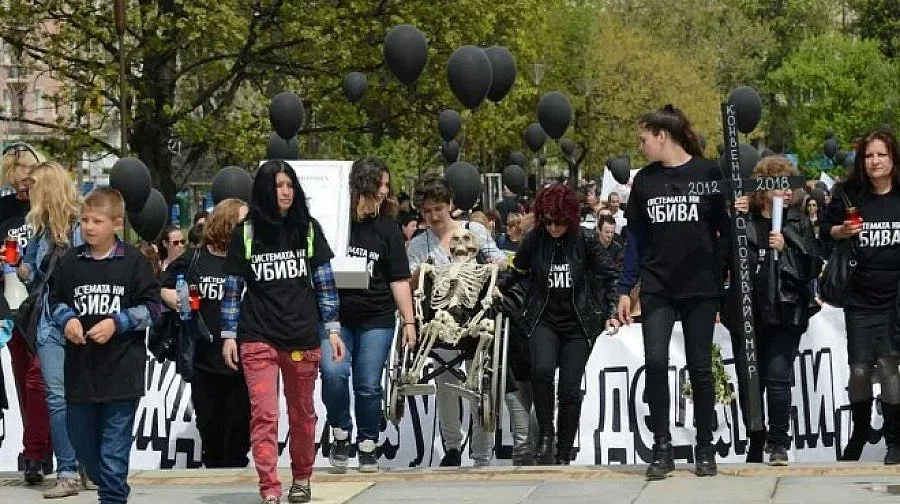 Майките на деца с увреждания от цялата страна излизат на протест пред парламента