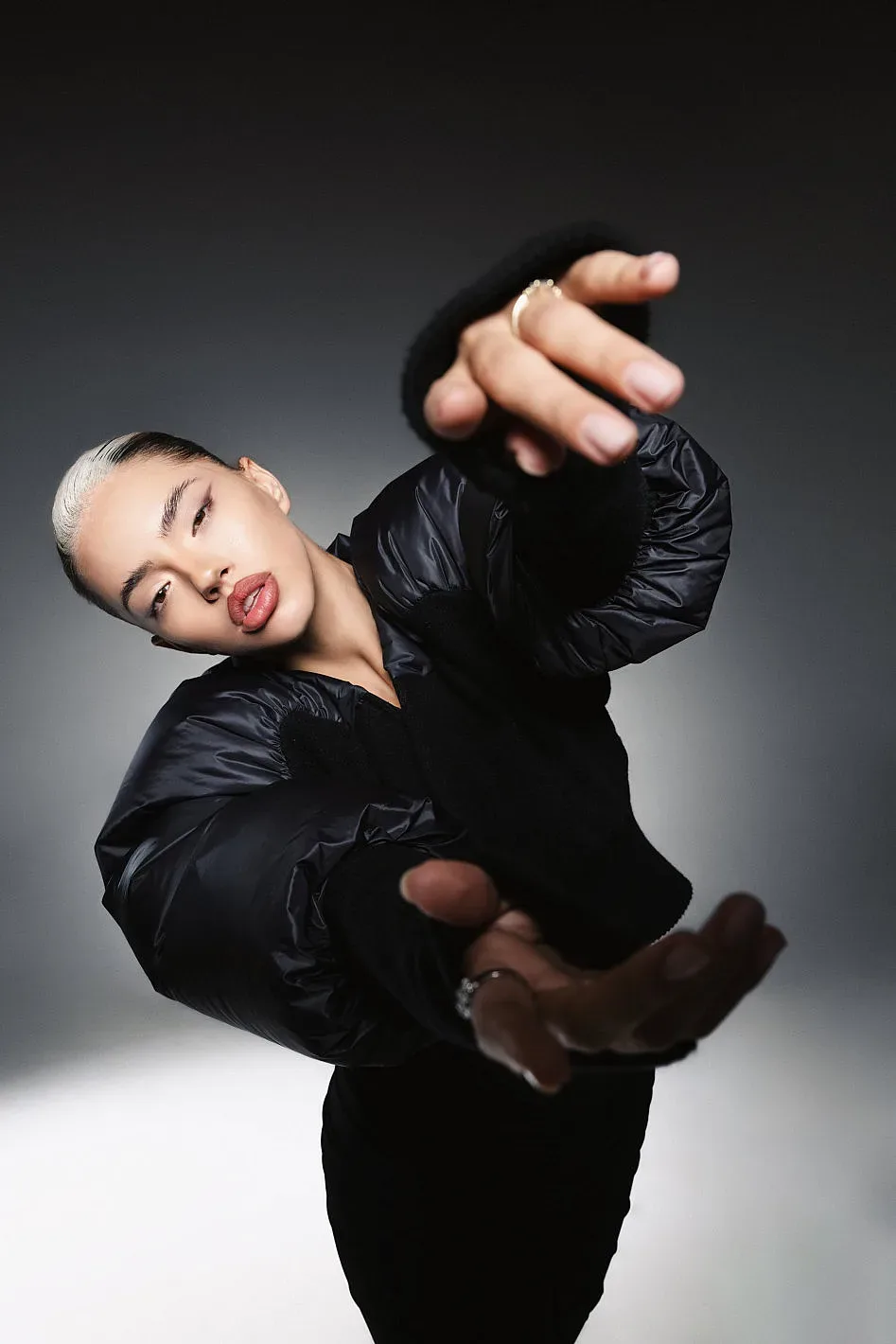 Дара подгрява концерта на Роби Уилямс в София