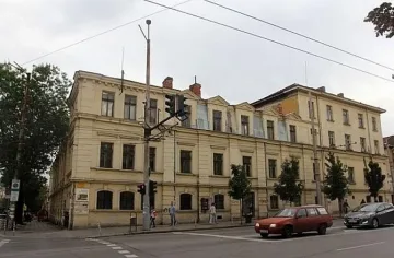 Пламнаха „Царските конюшни” в София