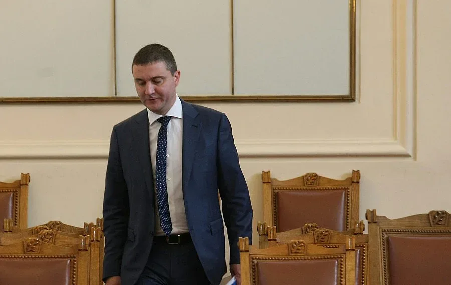 Финансовият министър е готов да дебатира за независимостта на обществените медии