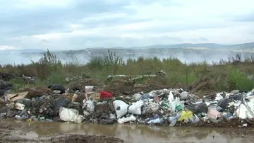 Все още гасят пожара в сметище край с. Бараково
