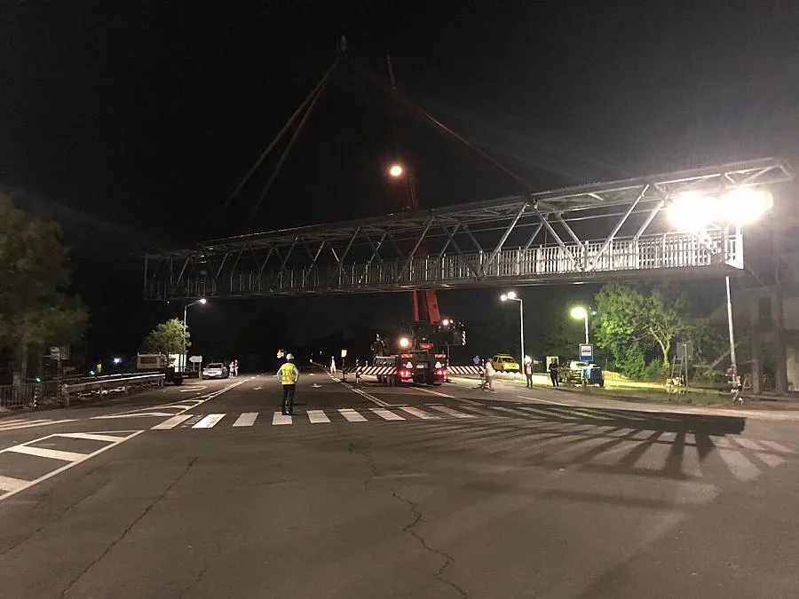 Монтират пасарелката при с. Атия по пътя Бургас-Царево