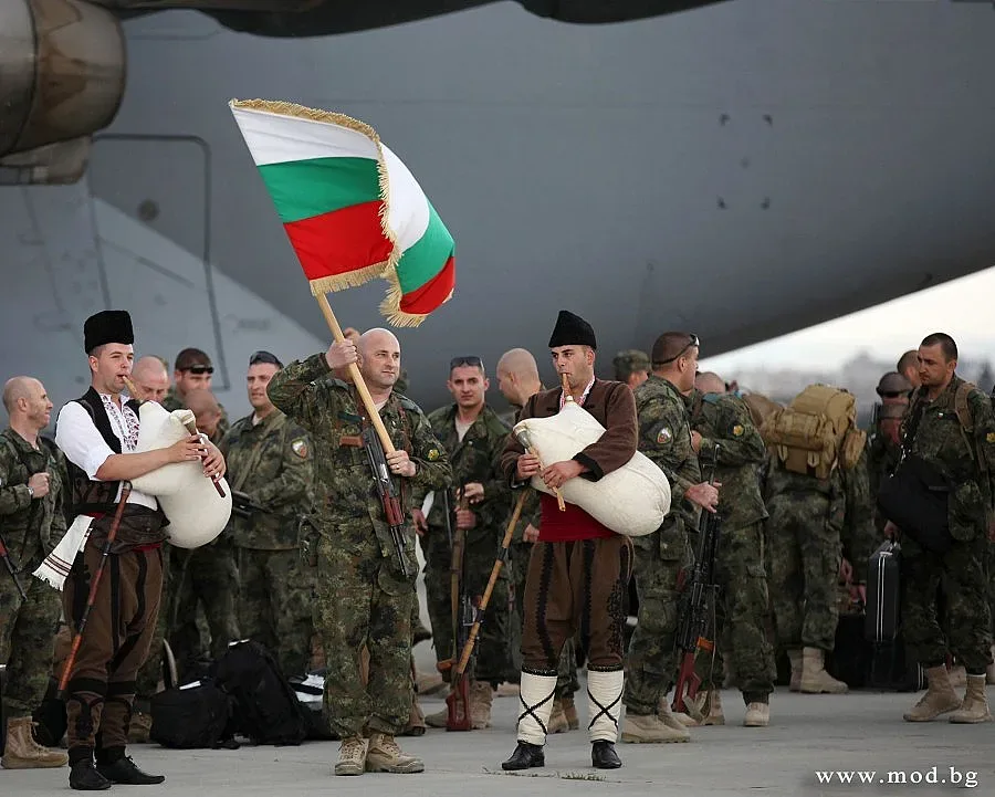 Военният министър посрещна завърналия се от Афганистан наш контингент