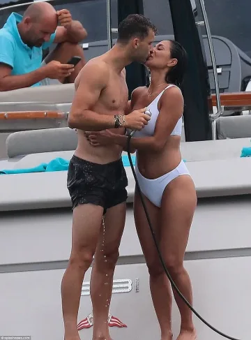 Гришо глези и къпе Никол в Сен Тропе