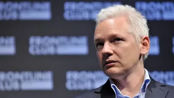 Еквадор се готви да изхвърли Джулиан Асандж