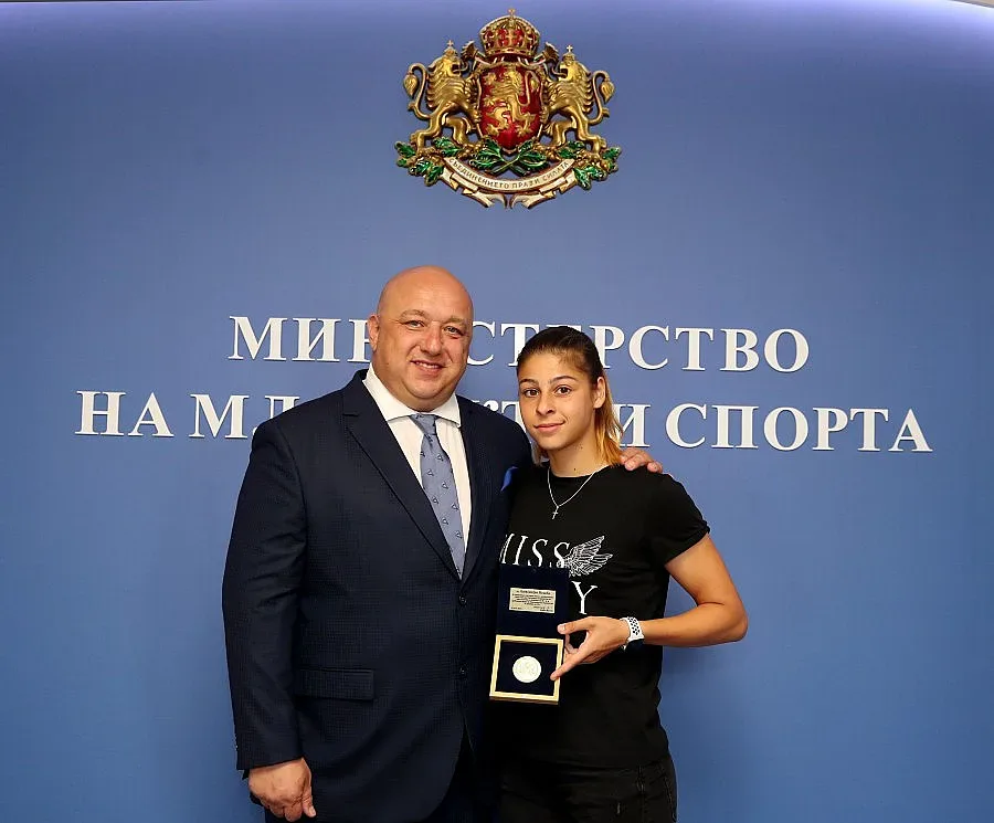 Спортният министър връчи почетен плакет на лекоатлетката Александра Начева