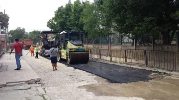 Асфалтират улиците на пострадалата от наводнение Мизия