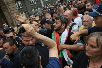 Сблъсъци и напрежение на протест на фермери пред министерския съвет