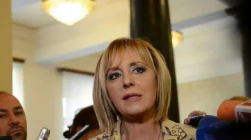 Мая Манолова: Не мога да чакам покана да защитавам гражданите, Валери Симеонов да прочете закона