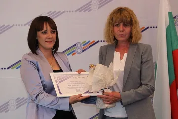 Синдикати и "Стандарт" спасяват Дамасцена