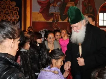 Спряха тока в приюта на отец Иван заради дългове, деца спят на палатки