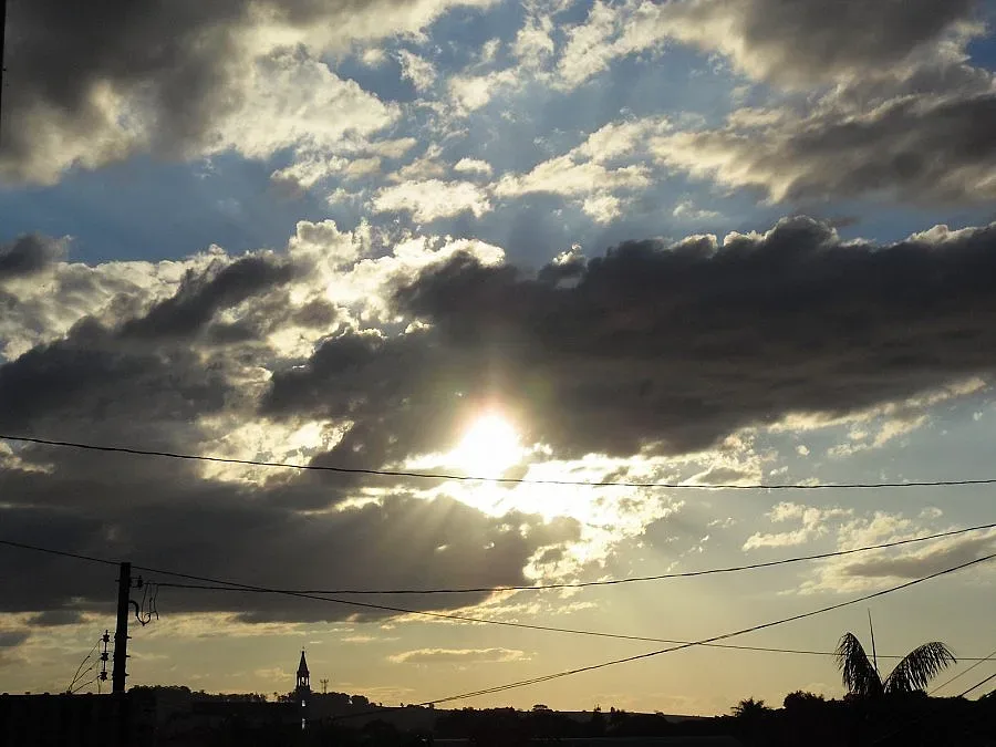 Слънце до обяд, облаци вечерта