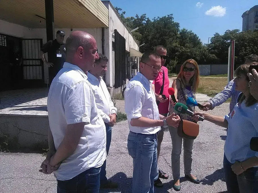 ВМРО настоява за закриване на центровете за мигранти у нас