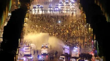 Щастие и сълзотворен газ: Как празнуваха титлата в Париж