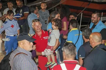 Италия и Малта спорят кой да приеме кораб с 450 мигранти