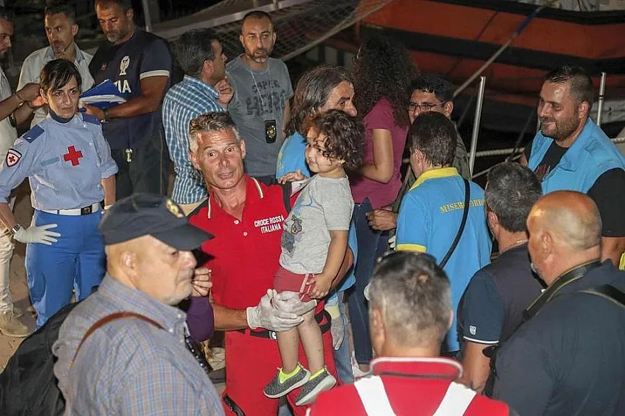 Италия и Малта спорят кой да приеме кораб с 450 мигранти