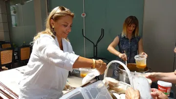 Джаз певица се включи в кампания „Топъл обяд"