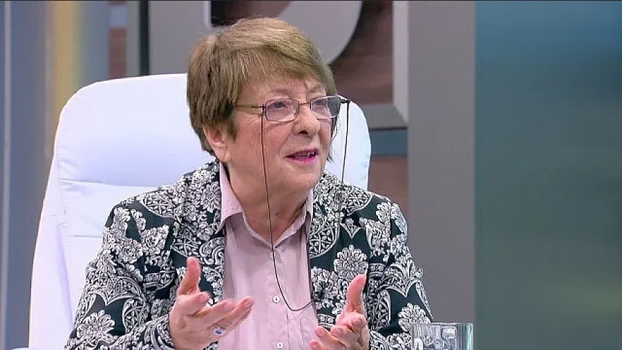 Мая Вапцарова сваля маските в „Арена"