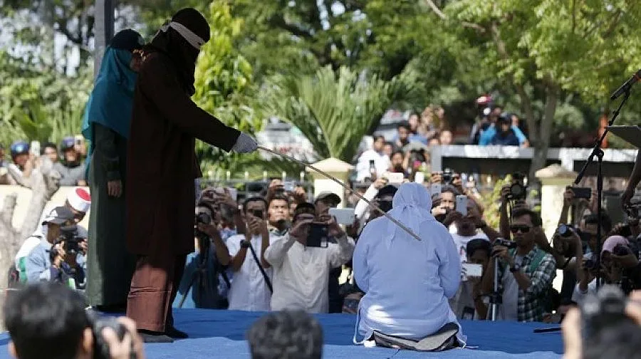 Бичуваха публично двойка гейове