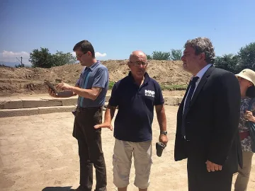 Културният министър доволен от археологическите разкопки край Рупите