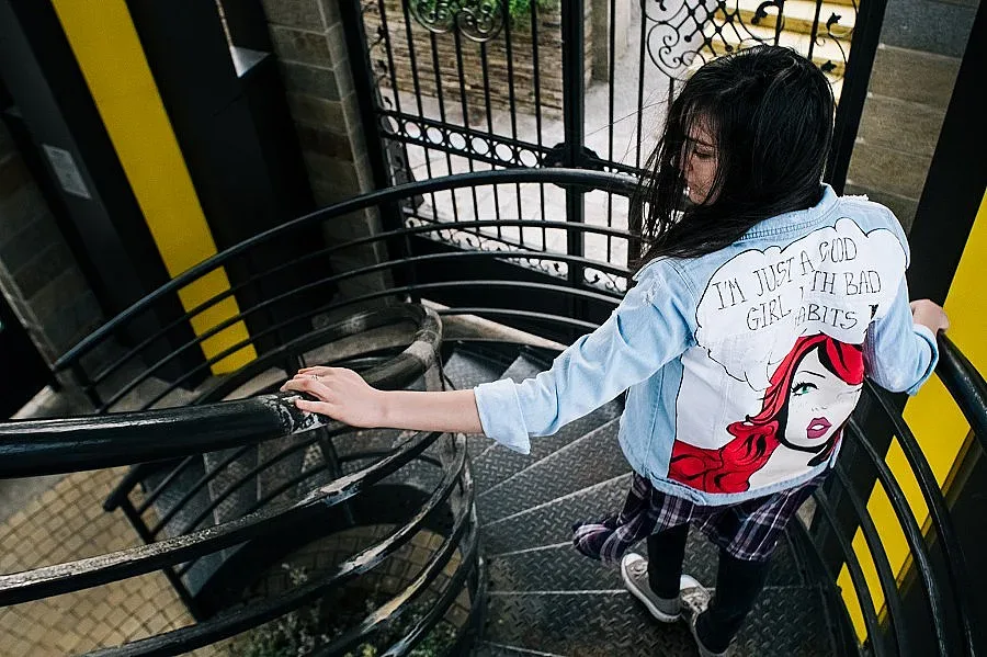 Недолина Павлова  рисува лица върху хартия и дрехи