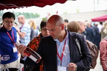 Пържен скорпион с чаша шардоне, моля!