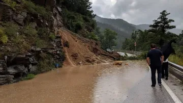 Свлачища затвориха пътя Пловдив - Смолян